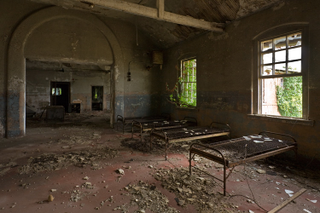 Illustration for article titled A women's asylum rots on an abandoned New York island